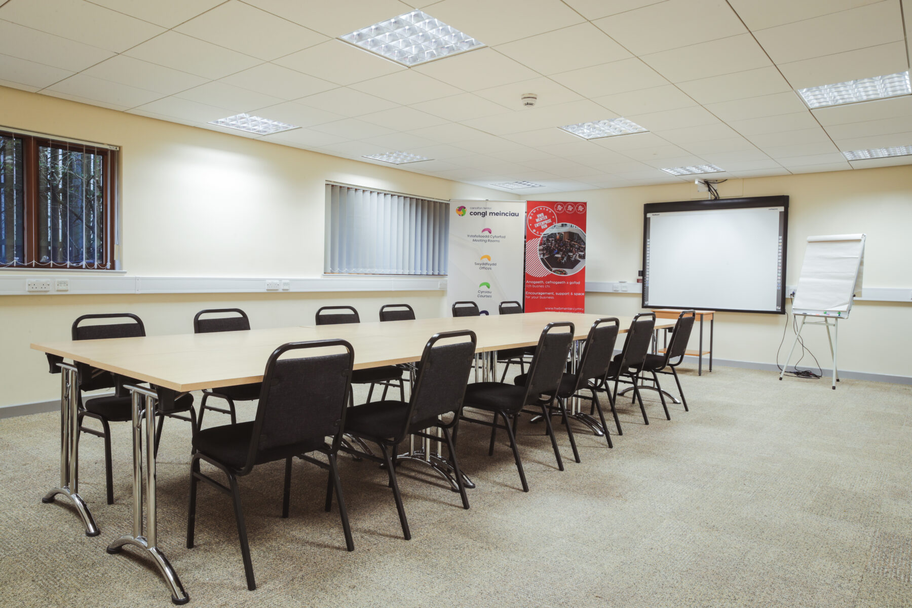 Meeting room with long table in Congl Meinciau